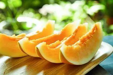 宝宝吃黑蜜瓜好吗怎么吃,宝宝食用黑蜜瓜的适宜方法与好处