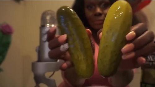 黑女人吃瓜,揭秘神秘美食背后的故事
