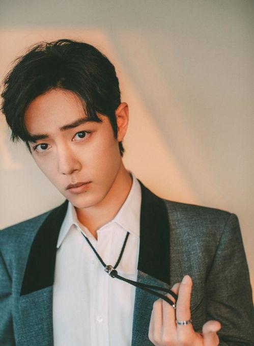 肖战同学吃黑瓜照片